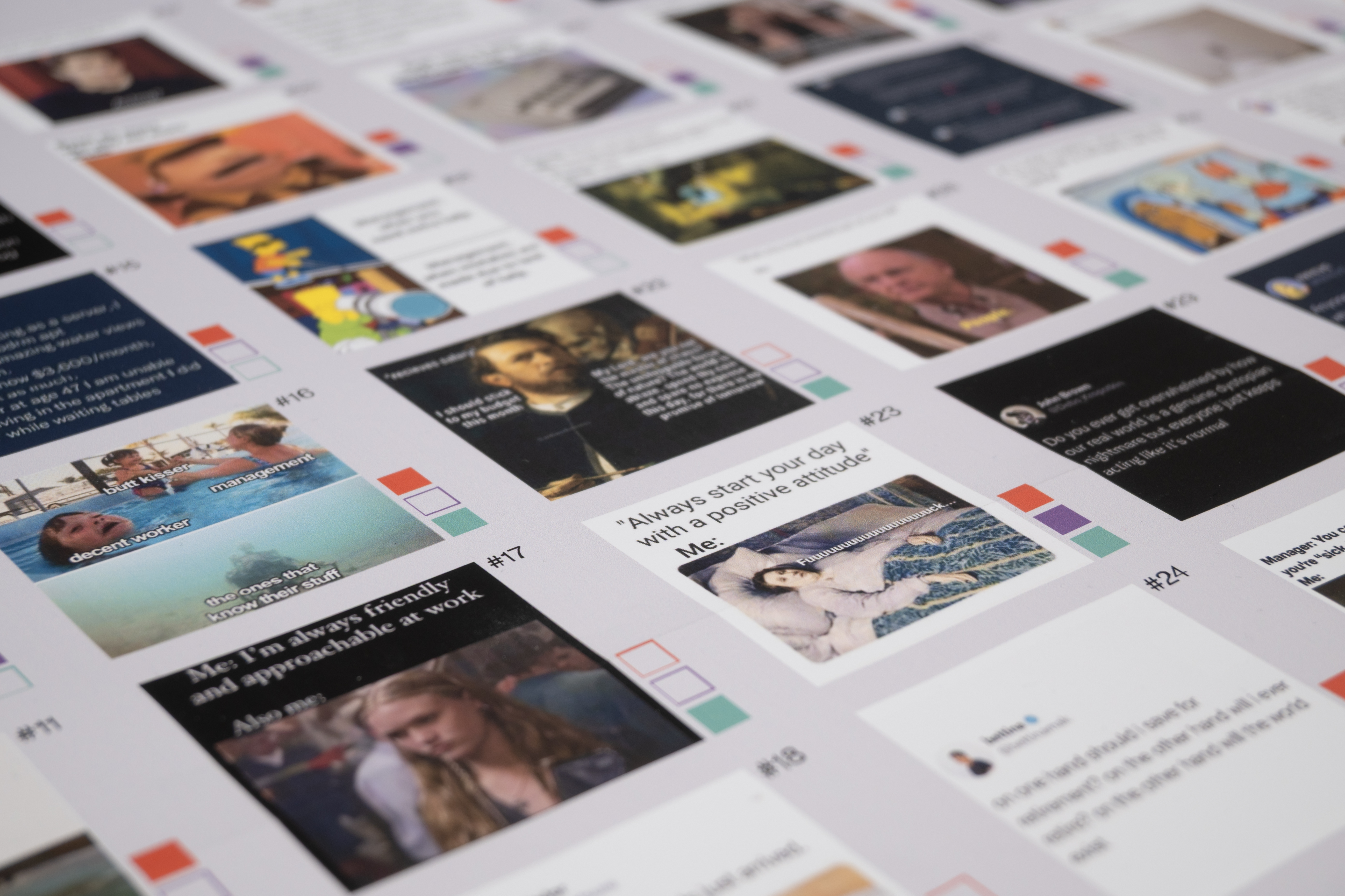 Dettaglio ravvicinato della griglia espositiva