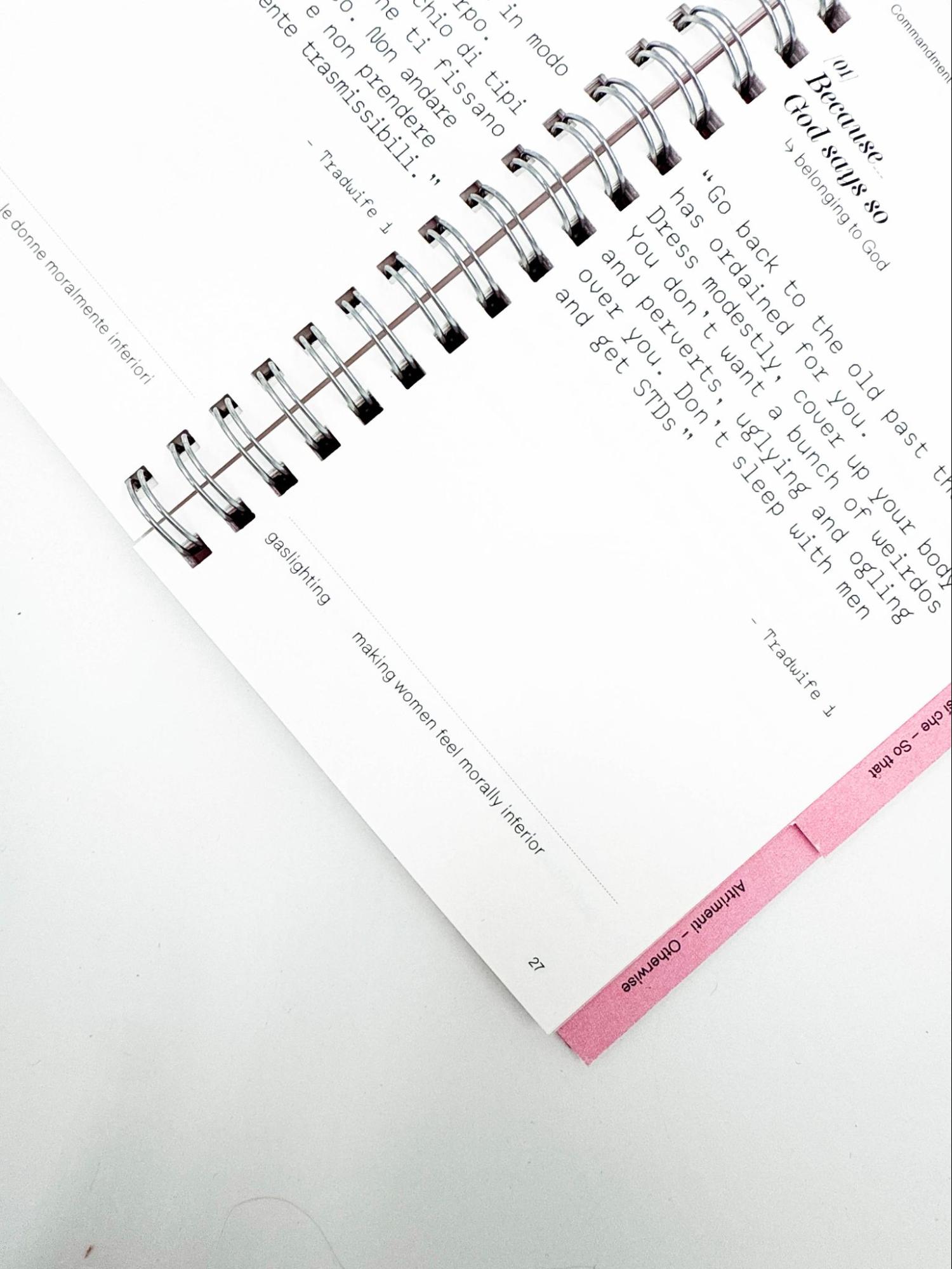 Alcune citazioni contengono gaslighting, il riferimento appare nella parte inferiore della pagina