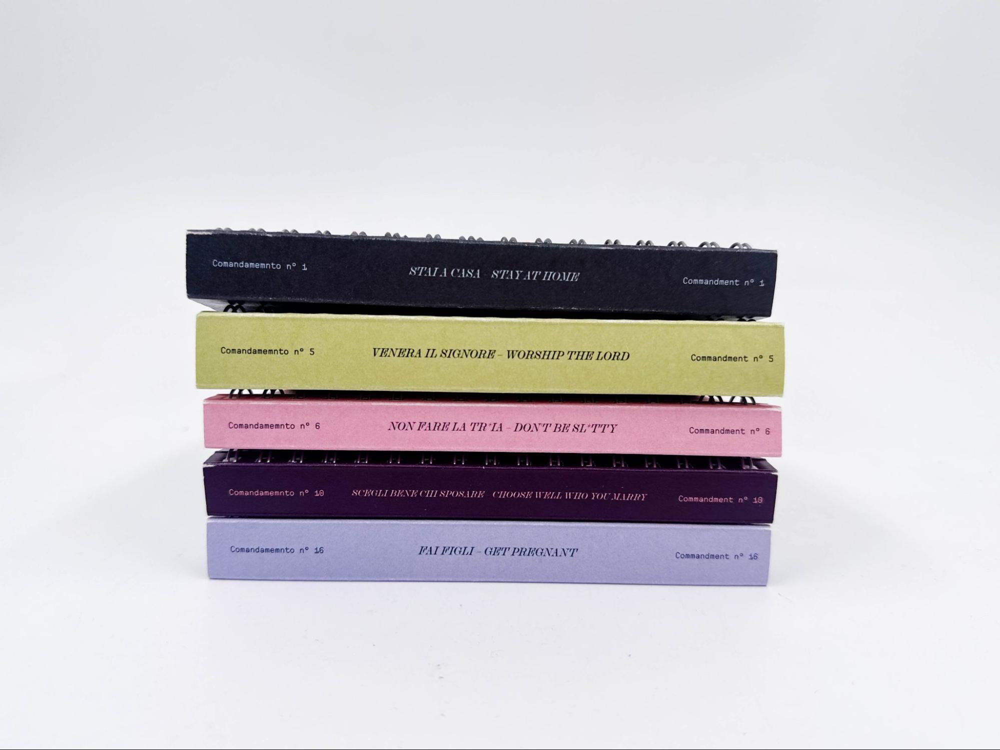 Overview delle copertine della serie “I Comandamenti” - prima di copertina e dorso. Ogni colore rappresenta una diversa dottrina